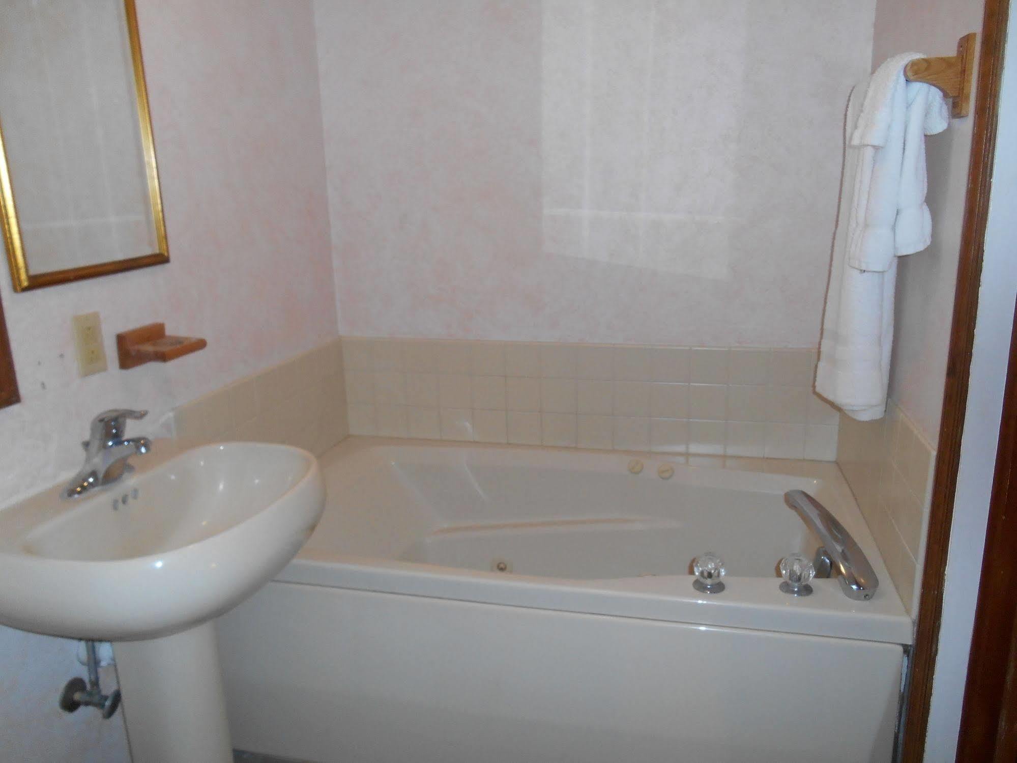 شاطئ بيثاني Meris Gardens B&B المظهر الخارجي الصورة